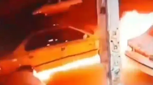 فیلم آتش گرفتن ناگهانی تاکسی سمند در وسط خیابان / مسافران فرار کردند 