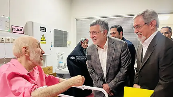 حیرت کاربران از لباس سید محمد خاتمی در بیمارستان؛ راز این رنگ چیست؟