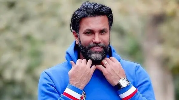 عاشقانه های علیرضا نیکبخت واحدی و همسرش ؛ ست متفاوت مونا حسین پور با یک مجسمه قدیمی