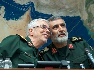  عکس سفر در زمان / «سردار حاجی زاده و سردار طهرانی مقدم» روی عرشه کشتی؛ دهه 60 