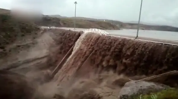 فیلمی عجیب از لحظه سرریز شدن سد کمایستان جغتای نیشابور 