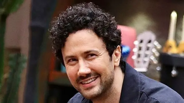 رونمایی شاهرخ استخری، بازیگر خوش‌خنده جوکر از هنر گیتارزنی‌اش در بلژیک/ خوش به حال سپیده بزمی‌پور چه شوهر هنرمندی نصیبش شده