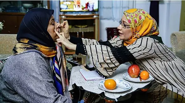 (ویدئو) سکانس خنده دار دعوای عروس و خواهر شوهر در سریال پایتخت/فهیمه هما رو با خاک یکسان کرد!