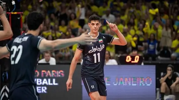 فیلم / حضور  جگرسوز ملی پوشان والیبال در  خانه ابدی‌ صابر کاظمی / دلداری ستاره ها به پدر و مادر داغدار/ روحش شاد 