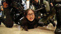 دستگیری یک زن هنگ کنگی معترض در داخل یک مرکز خرید