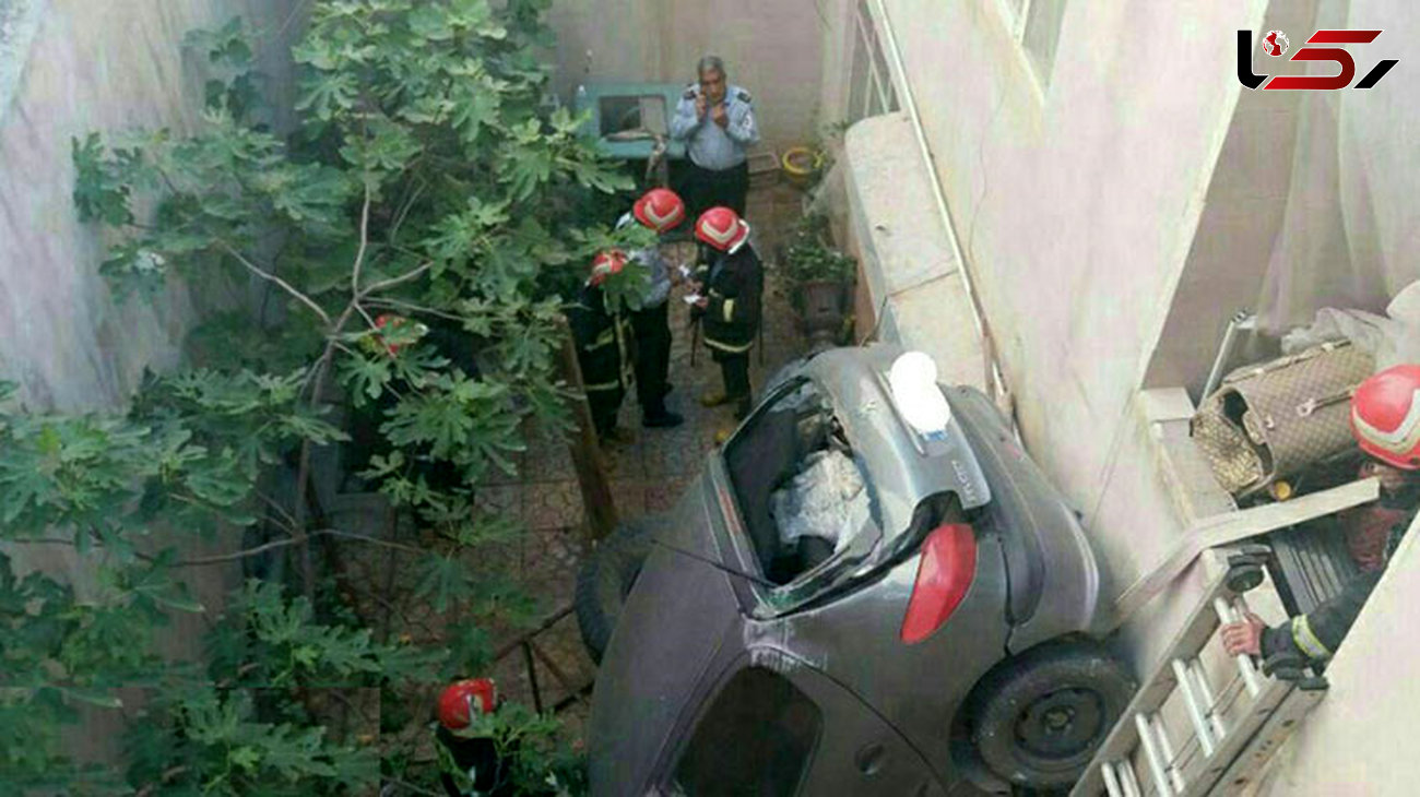 پرواز و سقوط خودروی 206 داخل حیاط یک خانه / یک زن راننده بود+ عکس عجیب