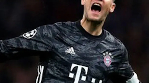 اشتباه بچه‌گانه نویر در حساس ترین بازی حذفی و اخراج از زمین