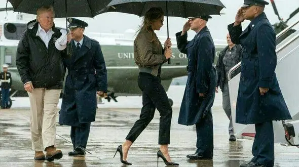  ملانیا، زنی با کشف‌های پاشنه بلند در سیل و طوفان تگزاس!