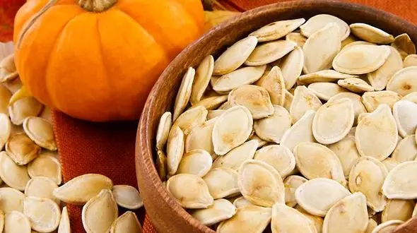 به این دلایل باید بیشتر تخمه کدو بخورید