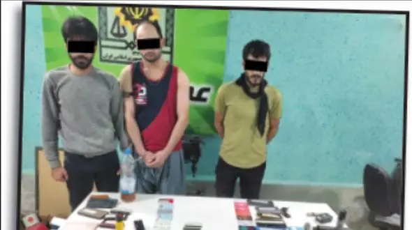 کتک زدن مرد خارجی جلوی چشم زنش در مشهد / افشای یک باند مخوف با ربودن زن جوان