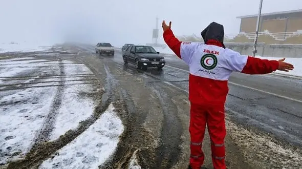 آماده‌باش کامل هلال‌احمر در ۶ استان کشور / رهاسازی ۳۰ خودروی گرفتار در برف و کولاک