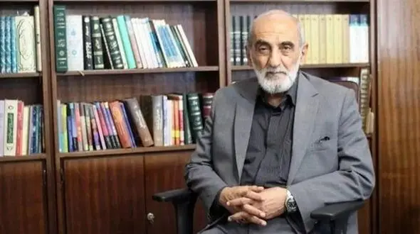 از هم میهن به حسین شریعتمداری : شما سالهاست که دمرو آب می خوری ! / روزنامه کیهان : بخور ! باتو نبودیم !