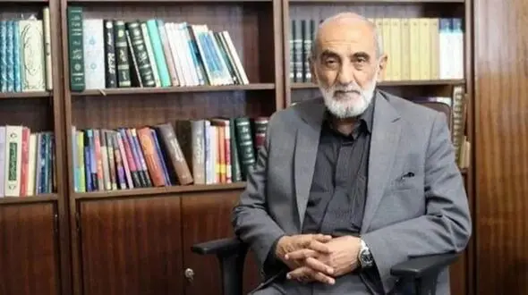 از هم میهن به حسین شریعتمداری : شما سالهاست که دمرو آب می خوری ! / روزنامه کیهان : بخور ! باتو نبودیم !