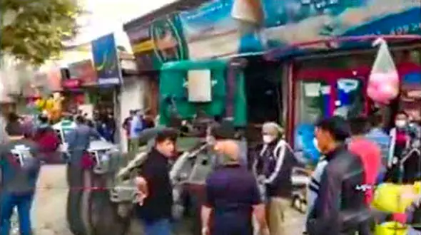 لحظه در هم کوبیدن چند خودرو توسط یک کامیون و ورود به یک مغازه در دماوند+ فیلم