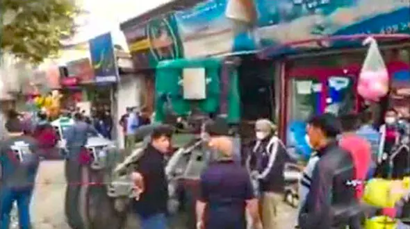 لحظه در هم کوبیدن چند خودرو توسط یک کامیون و ورود به یک مغازه در دماوند+ فیلم