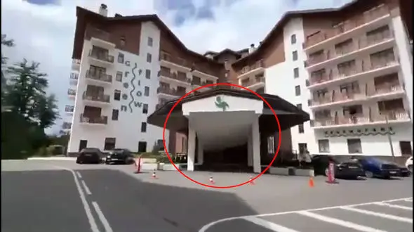 فیلم لحظه ریزش سقف ورودی هتل لوکس / همه شوکه شدند