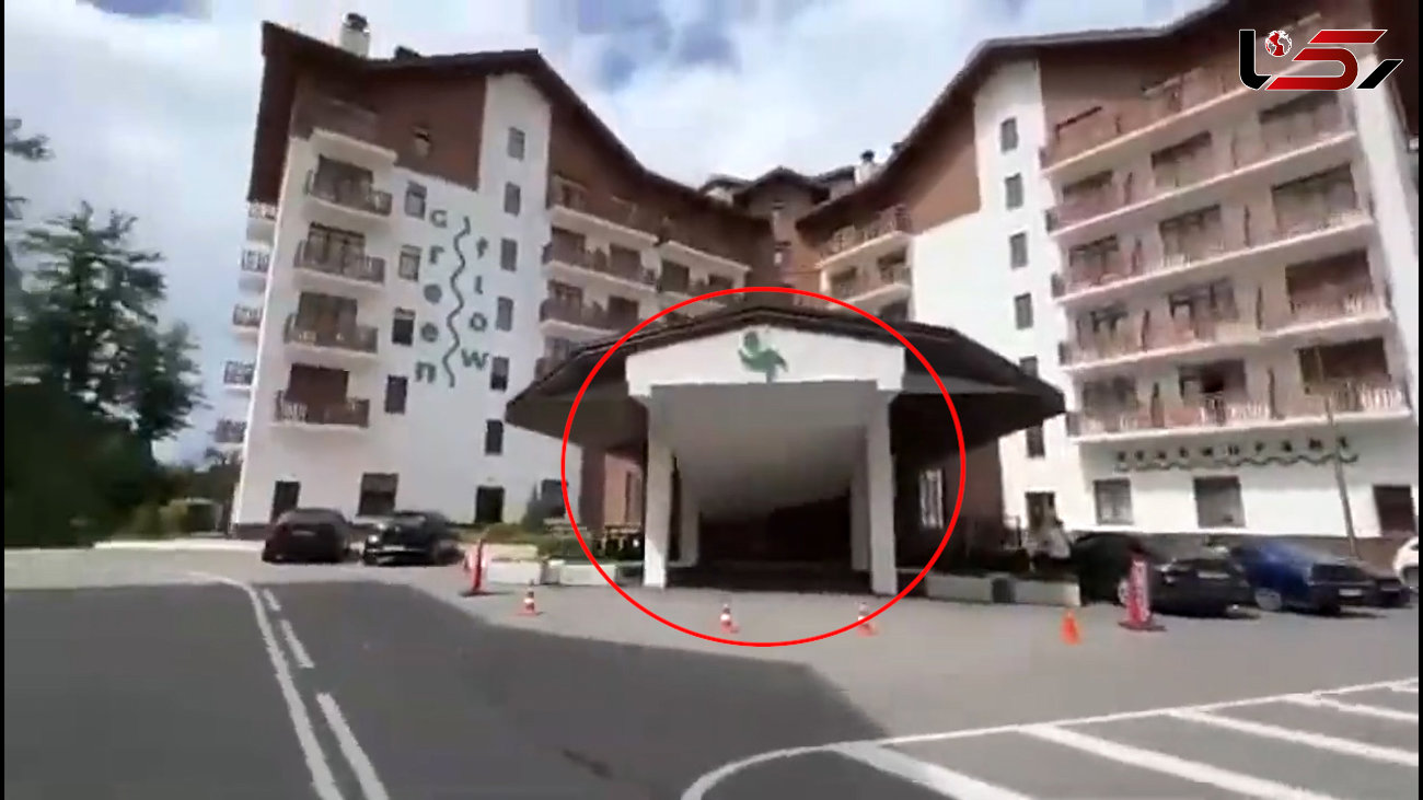 فیلم لحظه ریزش سقف ورودی هتل لوکس / همه شوکه شدند