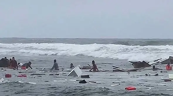 واژگونی قایق قاچاقچیان انسان در ساحل سن دیگو / 3 نفر کشته شدند + فیلم و عکس