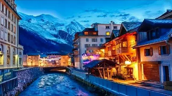 فیلم/ شهری زیبا در آغوش کوه‌های آلپ 