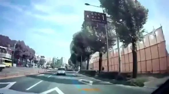 فیلم لحظه سقوط یک ساختمان روی اتوبوس / 9 نفر کشته شدند