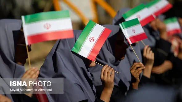 وجودصندوق دانش‌آموزی برای ۳۵ هزار رای‌اولی در شهرستانهای تهران/ دانش‌آموزان،‌ همیاران فرماندار پای صندوق‌های رای

