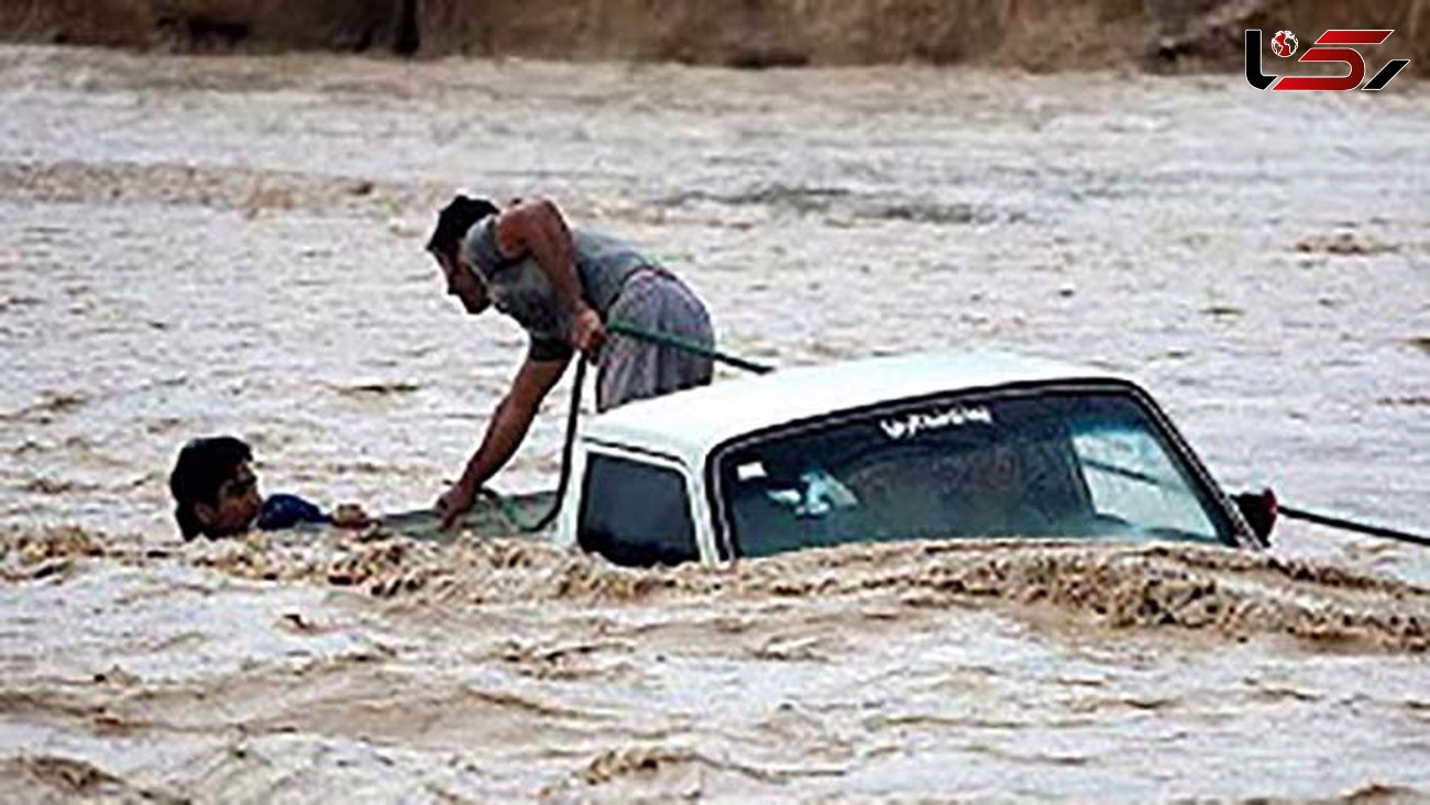 غرق شدن ۲ خودرو در سیلاب محور اهواز-آبادان+ عکس باورنکردنی از عمق فاجعه