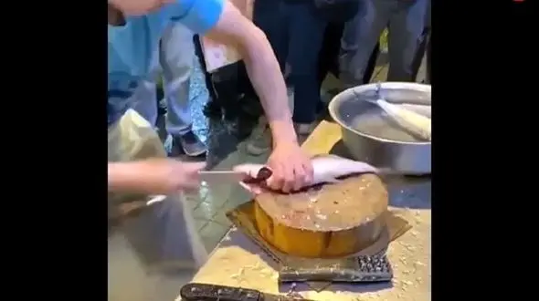 فیلم سرعت افسانه این ماهی فروش در بیرون کشیدن گوشت ماهی بدون برش 