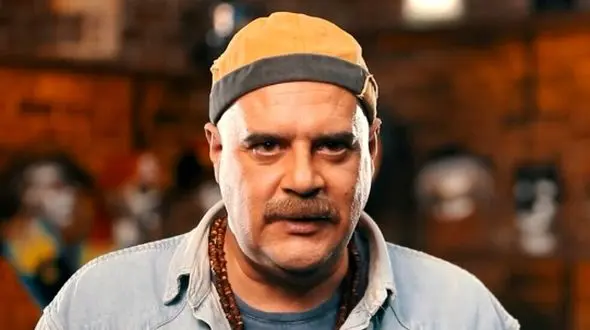 نگاهی به آشپزخانه شیک و دلباز هومن برق نورد، ستاره محبوب کمدی ایران و کابینت ها و میز چوبی ناهارخوری/ تَر و تمیز+عکس