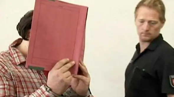 دفاع پرستار هیتلر از قربانی کردن 30 بی گناه در سال 2003 + فیلم