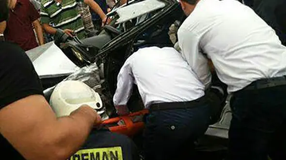 تصادف شدید خودروی سواری در جاده سنگر+تصویر