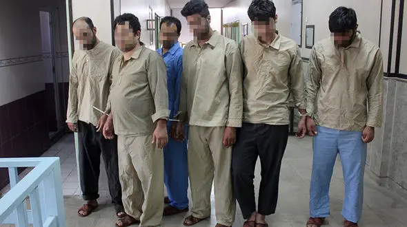 مچ گیری کارمند باهوش بانک از زن مرموز / رییس باند شیادان داخل ماشین لوکس دستگیر شد+ فیلم گفتگو و عکس