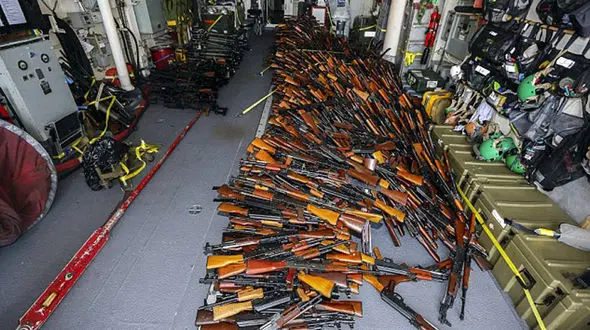 کشف مهمات جنگی از کشتی ماهیگیری + فیلم