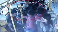 حمله وحشیانه یک مرد به زن باردار در اتوبوس + فیلم و عکس