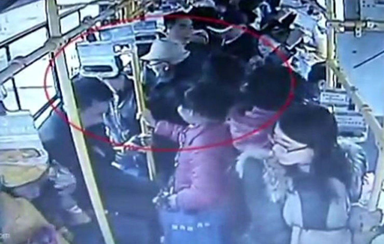 حمله وحشیانه یک مرد به زن باردار در اتوبوس + فیلم و عکس