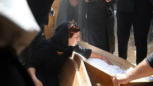 عکس لحظه آخرین وداع لیلی رشیدی با پدر / صحنه ای که دل همه را به درد آورد