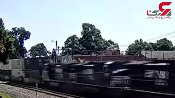 یک زن و شوهر با خودرو سر راه قطار باری ایستادند + تصویر