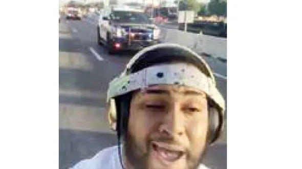 سلفی راننده فراری با ماشین پلیس که در تعقیب او بود دردسرساز شد+عکس