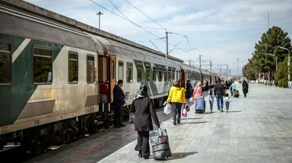 سرگردانی مسافران تهران-بندرعباس و چند قطار دیگر در گل گهر / شرکت راه‌ آهن کجاست؟ + فیلم