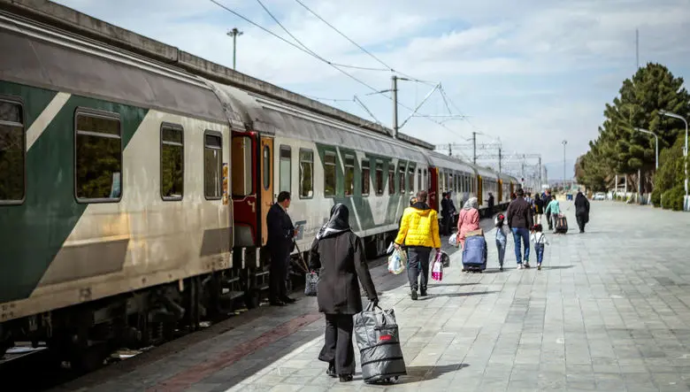 سرگردانی مسافران تهران-بندرعباس و چند قطار دیگر در گل گهر / شرکت راه‌ آهن کجاست؟ + فیلم