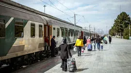 سرگردانی مسافران تهران-بندرعباس و چند قطار دیگر در گل گهر / شرکت راه‌ آهن کجاست؟ + فیلم