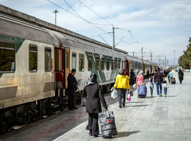 سرگردانی مسافران تهران-بندرعباس و چند قطار دیگر در گل گهر / شرکت راه‌ آهن کجاست؟ + فیلم