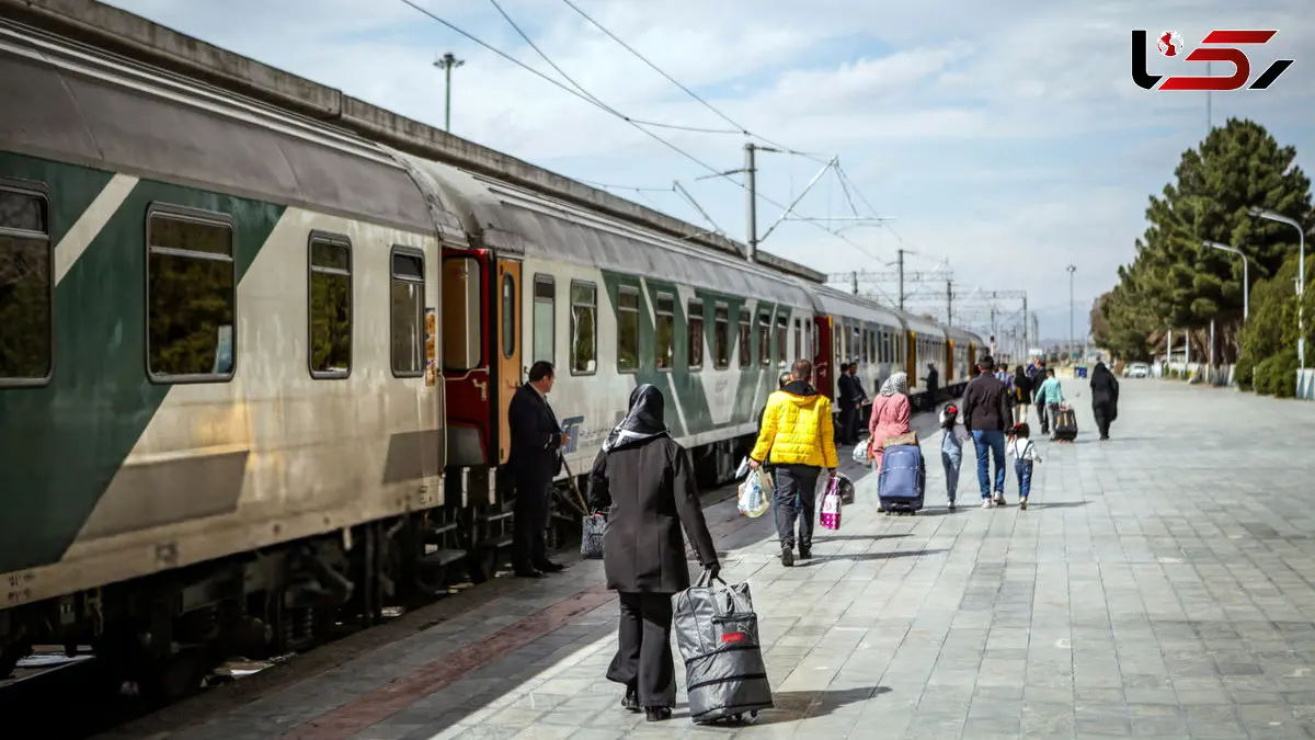 سرگردانی مسافران تهران-بندرعباس و چند قطار دیگر در گل گهر / شرکت راه‌ آهن کجاست؟ + فیلم