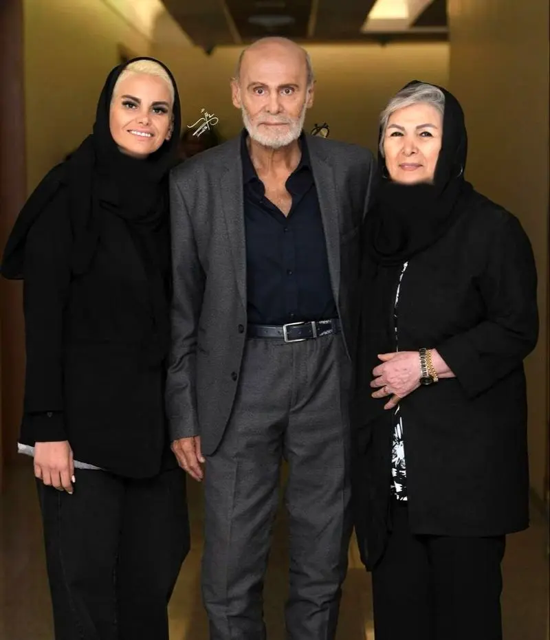 جمشید هاشم پور به همراه خانواده