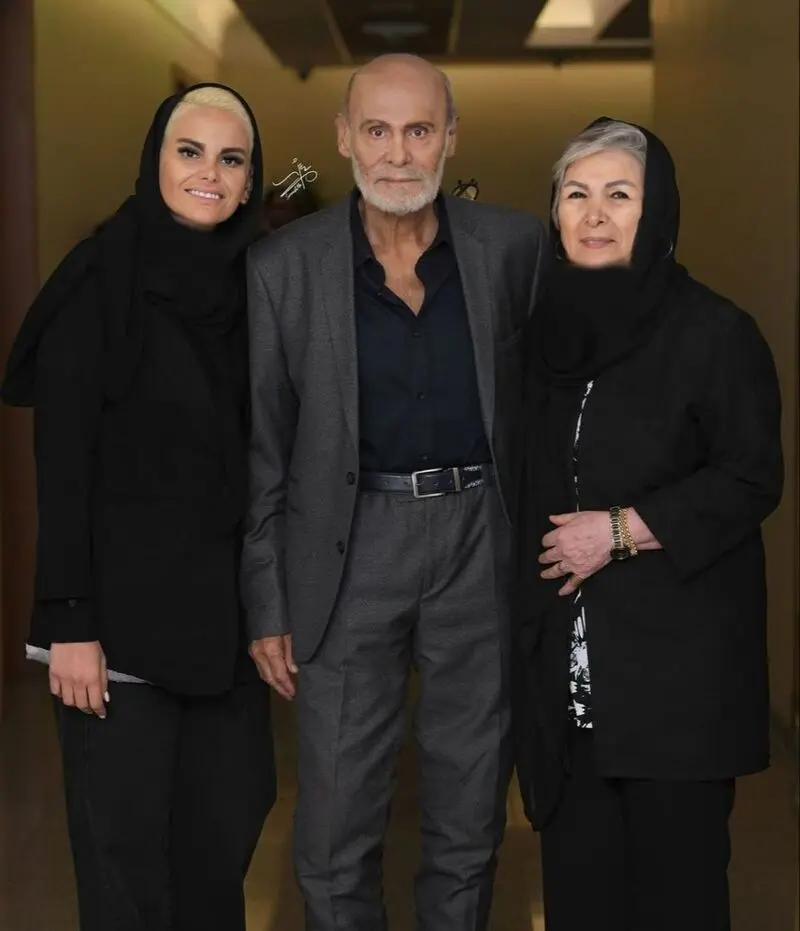 جمشید هاشم پور به همراه خانواده