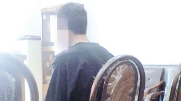  زنم در اتاق را قفل کرده بود و می خواست او را ببخشم ولی من تحمل خفت ارتباط او با دوستم را نداشتم