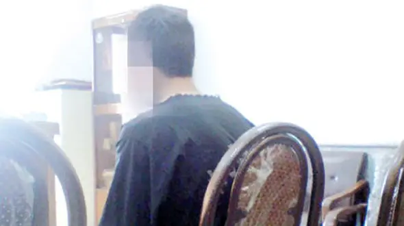  زنم در اتاق را قفل کرده بود و می خواست او را ببخشم ولی من تحمل خفت ارتباط او با دوستم را نداشتم