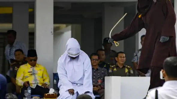 6 زن و مرد بی‎ عفت در ملاعام شلاق خوردند / جلادان اندونزیایی چهره خود را پوشانده بودند+ تصاویر