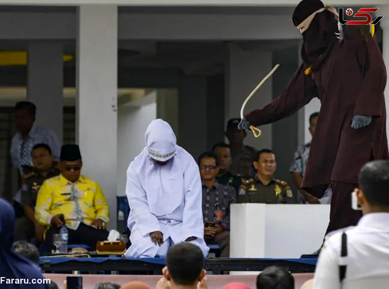 6 زن و مرد بی‎ عفت در ملاعام شلاق خوردند / جلادان اندونزیایی چهره خود را پوشانده بودند+ تصاویر