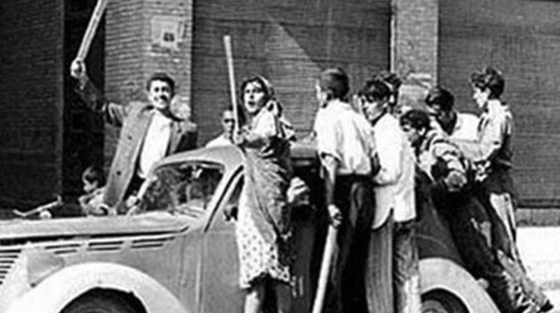 ملکه اعتضادی، روز کودتا سوار بر جیپِ کودتاچیان در کنار اراذل و اوباش