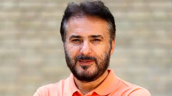 نگاهی به تیشرت متفاوت و جالب سیدجواد هاشمی در جشن تعیین جنسیت نوه‌‌‌‌‌‌‌‌‌‌‌‌‌‌‌‌‌‌‌‌اش در کنار عروس و پسرش+عکس